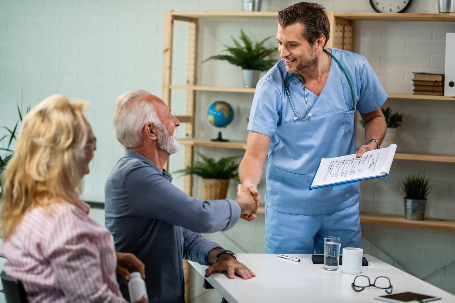 AB Ambulanter Pflegedienst - Traunstein Ambulanter Betreuungs und Pflegedienst - Dieses Bild zeigt eine medizinische Fachkraft im Umgang mit Patienten in einer Wohneinrichtung.